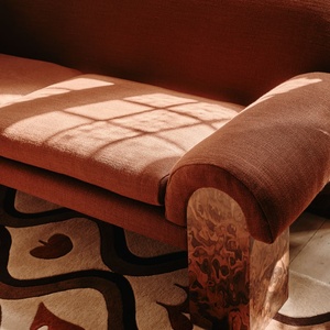 Sofá de 3 Plazas Tapizado en Tela Marrón Retro con Patas de Madera Burl Estilo Mid-Century Personalizado para Sala de Estar, Hogar, Proyecto Hotelero - Product Image 6