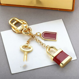 Llavero de Lujo con Candado y Llave Esmaltados en Oro, Elegante Llavero con Candado de Esmalte Rojo, Colgante para Bolso, Accesorio de Moda para Mujer, Regalo - Product Image 1