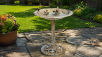 Bain d'oiseaux sur piédestal effet marbre, motif feuille de lys, en résine résistante aux intempéries, base ornée, décoration de jardin extérieur, solaire
