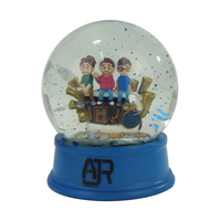 Personnaliser en résine fait kawaii mignon dessin animé figure boule de neige en cristal pour décoration de bureau et cadeau