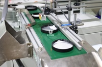 Nouvelle conception de machine d'insertion de joints pneumatiques entièrement automatique pour l'alimentation et les boissons avec emballage en bois