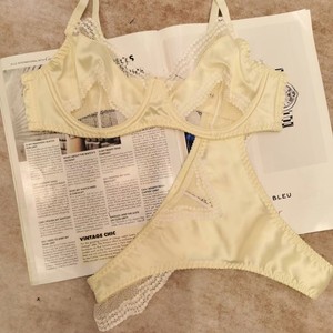 Satijnen patchwork kanten lingerieset met gegolfde mesh beugelbeha en slip - Product Image 5