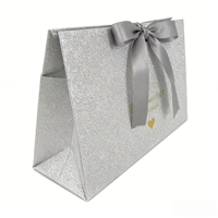 Boîte cadeau triangulaire pliable en carton recyclé avec accents en feuille d'or, écologique, personnalisable pour bijoux de luxe