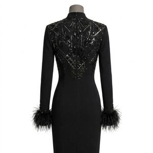 Robe de cocktail moderne noire ornée de plumes, élégante, pour soirée, de luxe, de créateur, longueur ras du sol - Product Image 1