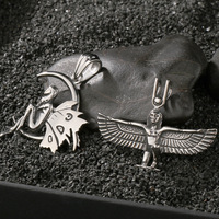 Colgante del Antiguo Egipto de Acero Inoxidable con la Diosa Isis, Luna, Estrella y Alas de Ángel en Relieve, Colgante y Collar Unisex de Estilo Retro Gótico