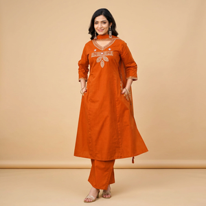 Ensemble Kurta et pantalon décontracté ethnique pour femme, brodé orange, réversible, coupe ample, longueur au sol, manches trois quarts, avec dupatta - Product Image 3