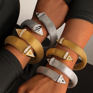 Bracelet ouvert pour femme YF6582, style rétro français, en acier inoxydable plaqué or 18 carats, maille exagérée, zircon, étanche - Product Image 1