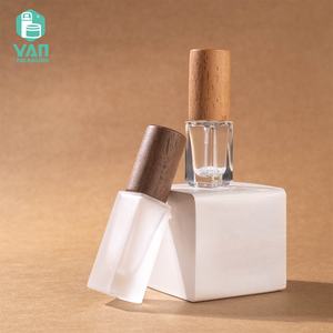 YAN упаковка, Маленький милый красивый квадратный 3 мл 5 мл Прозрачный матовый стеклянный ролик спрей флакон из бука деревянная крышка духи эфирное масло - Product Image 1
