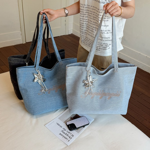 Sac fourre-tout en jean <span class=keywords><strong>bleu</strong></span> clair délavé, broderie vintage lettres dorées, style décontracté chic pour cours et trajets quotidiens - Product Image 4