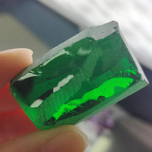 Matière première synthétique nano brute non coupée Nanosital # B1713 Pierre brute irrégulière de tsavorite foncée, non taillée, verte, cultivée en laboratoire - Product Image 1