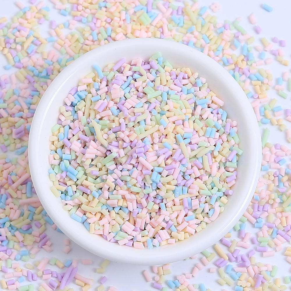 Un paquet de 10g de pastilles de pâte polymère souple - aiguilles de couleur claire.