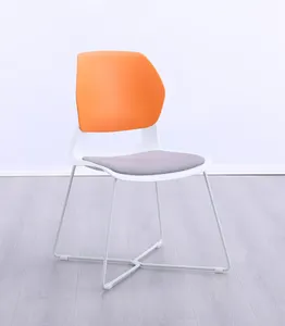 أثاث المدرسة الفصول الدراسية الحديثة بالجملة PP كرسي من البلاستيك تخصيص الألوان مكتب تدريب الزوار الكراسي