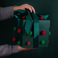 Boîte cadeau de Noël carrée en papier décoratif avec boule en feutre rouge et verte pour la veille de Noël