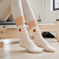 Chaussettes de yoga antidérapantes à grande capacité de production, avec logo brodé personnalisé, chaussettes de pilates à revers froncé pour le ballet