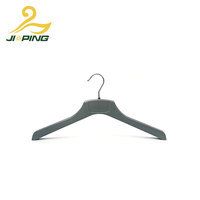 Cintres gris en plastique pour adultes, vente en gros directe usine, avec crochet pivotant en métal et zone de logo encastrée personnalisable