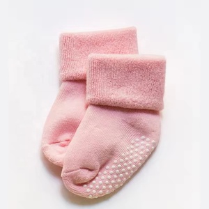 Chaussettes en coton éponge épais de couleur unie pour nouveau-nés, bébés et tout-petits, antidérapantes, respirantes et biologiques pour l'été – Vente en gros - Product Image 4