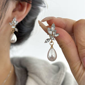 Boucles d'oreilles tendance en alliage de zinc avec breloques goutte d'eau, perles d'imitation et feuilles ornées de diamants - Product Image 1