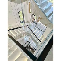 Carreaux de sol en porcelaine aspect marbre blanc poli, design personnalisé, marches et contremarches d'escalier en pierre frittée mate