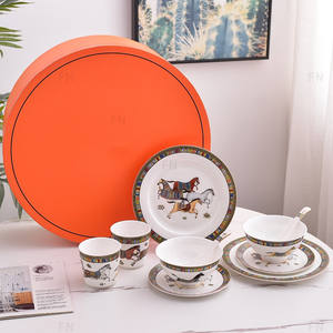 Service de table de luxe en porcelaine fine à 10 pièces, motif quatre chevaux de guerre, en porcelaine osseuse, avec logo personnalisé, accessoires de cuisine très vendus - Product Image 1