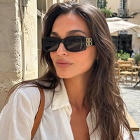 Lunettes de soleil tendance unisexes rectangulaires noires en polycarbonate pour la plage, les voyages, la photographie en extérieur