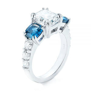 Anello F161 con Tre Pietre Moissanite Taglio Asscher in Oro Bianco con Montatura a Griffe, Anello di Fidanzamento per Donna - Product Image 1