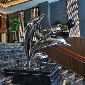 تمثال دلفين مصنوع من الفولاذ المقاوم للصدأ على شكل حيوان معدني داخلي عصري مخصص لزينة الفنادق - Product Image 1