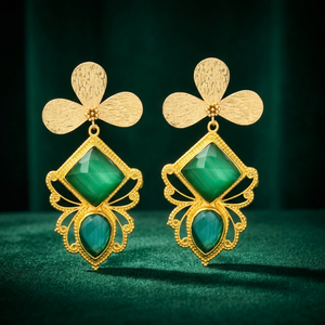 Nouvelles boucles d'oreilles pendantes ethniques plaquées or, avec un magnifique motif floral et une pierre d'onyx verte - Product Image 3