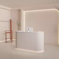 Comptoir de caisse pour magasin de vêtements, petit salon commercial, comptoir de bar de luxe, réception minimaliste moderne à façade arrondie