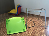 Chaise d'entraînement empilable en métal avec dossier perforé ergonomique et structure en acier renforcé pour salle de classe universitaire