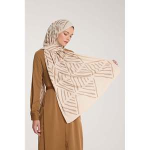 Bufanda Tradicional Pure Tone Vizon con Patrón V Desen en Color Beige - Product Image 4