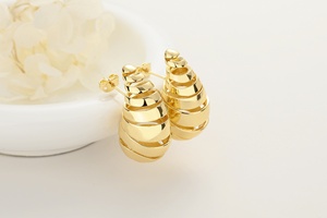 Pendientes al por mayor para mujer, nuevos, de aleación de cobre, chapados en oro grueso, tipo aro, 18k, joyería de pendientes de aro para mujer, de China - Product Image 3