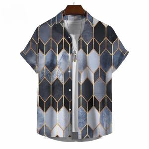 Camisa de Manga Corta para Hombre con Estampado Geométrico Degradado de Hexágonos, Camisa con Botones y Detalles Dorados para Uso Formal e Informal - Product Image 6