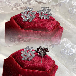 Orecchini a Perno Geometrici in Oro Bianco con Diamanti Taglio Baguette, Incastonatura a Canale, Gioielli alla Moda per Donna - Product Image 4