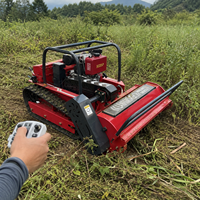 Tondeuse télécommandée diesel sur chenilles avec plateau de coupe de 800 mm pour la coupe de l'herbe haute dans les grands champs agricoles
