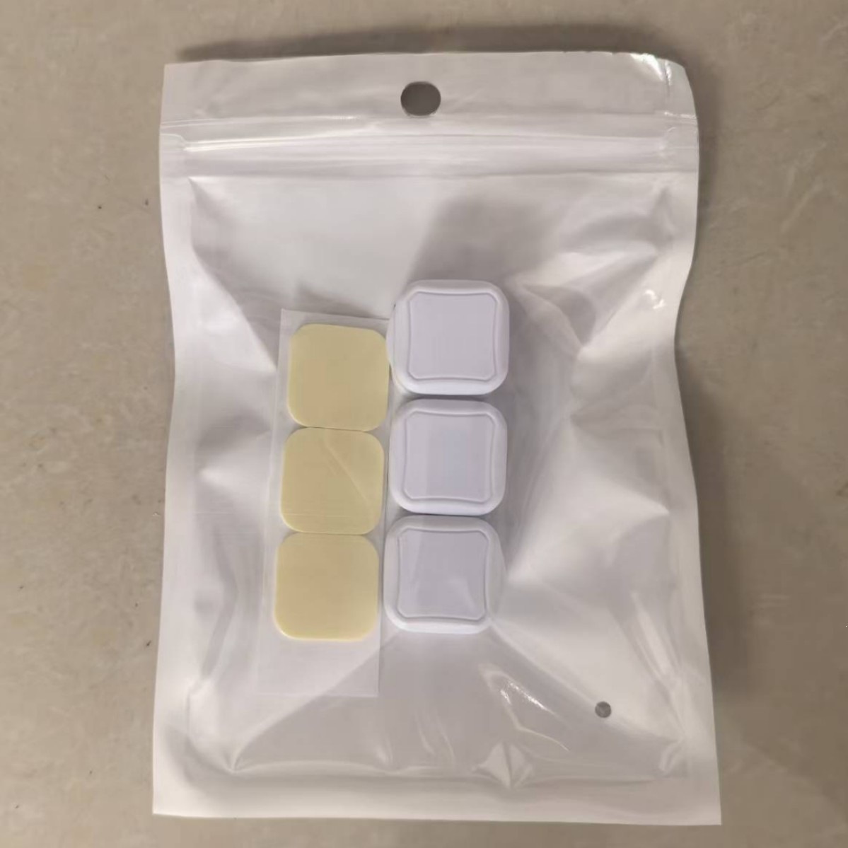 Trois blancs [emballés dans un sachet en film nacré]