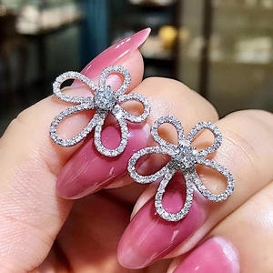 Orecchini a lobo con fiore in oro bianco e zirconi rotondi incastonati a griffe per donna, gioielli romantici da festa, in lega placcata argento - Product Image 4