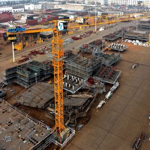 Grue à tour à plateforme plate DaHan série Qtz 5013, <span class=keywords><strong>moment</strong></span> de levage de 63 t.m, capacité maximale de 5 tonnes, hauteur de levage de 150 m, portée de 50 m - Product Image 1