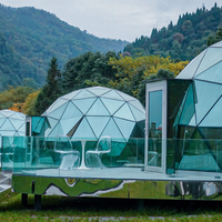 Dôme géodésique en verre transparent pour glamping, tente chauffée pour l'hiver en extérieur sur la neige