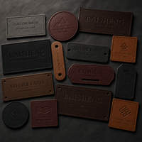 Étiquette de marque en caoutchouc moulé OEM, lettrage en relief, formes variées, options de couleurs, accessoires vestimentaires, étiquette en caoutchouc