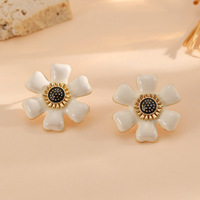 Pendientes de tuerca de lujo de alta gama para mujer, de aleación de zinc, con diseño retro de margarita blanca y aguja de plata, accesorios únicos para la oreja
