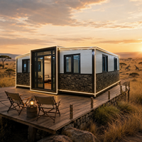 Maison conteneur extensible avec finition en pierre et éclairage LED, lodge safari préfabriqué pour camps de faune et resorts en savane