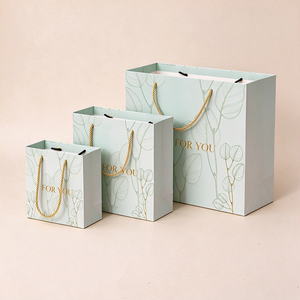 Sac cadeau de luxe en papier couché avec logo personnalisé, poignée en coton et dorure à chaud - Emballage cosmétique pour la mode, vente en gros OEM - Product Image 1