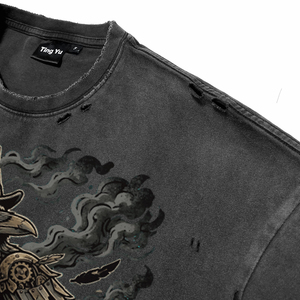 Camiseta de algodón transpirable de manga corta oversize para hombre con lavado vintage y efecto desgastado, con estampado de sombrero de copa punk, reloj de bolsillo, detective y cuervo - Product Image 4