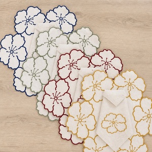 Serviette en coton brodée, style floral, motif floral, décoration de table faite à la main, forme carrée - Product Image 5