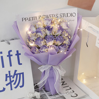 Buket sabun mawar biru es hancur buatan Hari Valentine 19 dengan hadiah tanaman napas bayi untuk pacar pacar