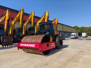 Rouleau vibratoire à tambour unique Dynapac 301D de 12 tonnes de qualité suédoise, certifié CE EPA pour le compactage routier - Product Image 1