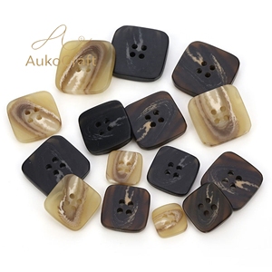Boutons en résine <span class=keywords><strong>pas</strong></span> chers à motif carré simple à quatre trous pour costumes, manteaux, pulls et cardigans pour hommes et femmes - Product Image 3