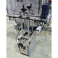 Machine de convoyage à clipser entièrement automatique pour bouteilles en plastique et en verre, avec système de transfert latéral sans fond et de serrage automatique