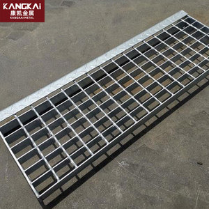 Gradini di sicurezza zincati antiscivolo su misura per scale esterne con pedane portanti durevoli - Product Image 3