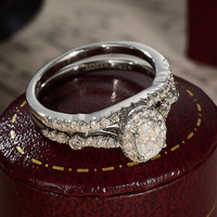 Ensemble de bagues de fiançailles en argent S925 avec 2 moissanites ovales en halo, tige torsadée pavée et alliance de mariage incurvée empilable pour femme